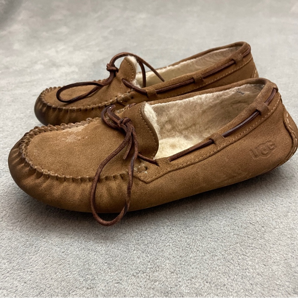 UGG Womens Dakota Brown Leather Moc Toe Slip On Moccasin Slippers Size 7